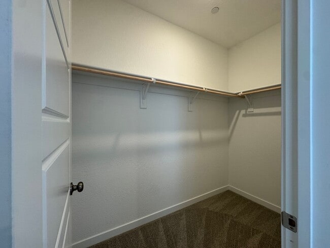 Building Photo - 997 Pioneer Dr W