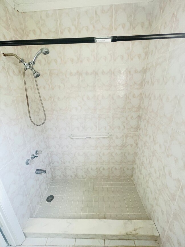 Building Photo - HIDDEN CREEK CONDO-1613 Little River Dr Or...