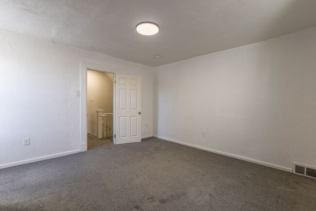 Building Photo - AVAILABLE OCTOBER 15th - Quirky 3+ Bedroom...