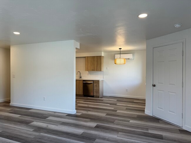 Building Photo - 903 Sunny Ln