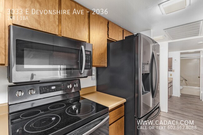 Building Photo - 3033 E Devonshire Ave