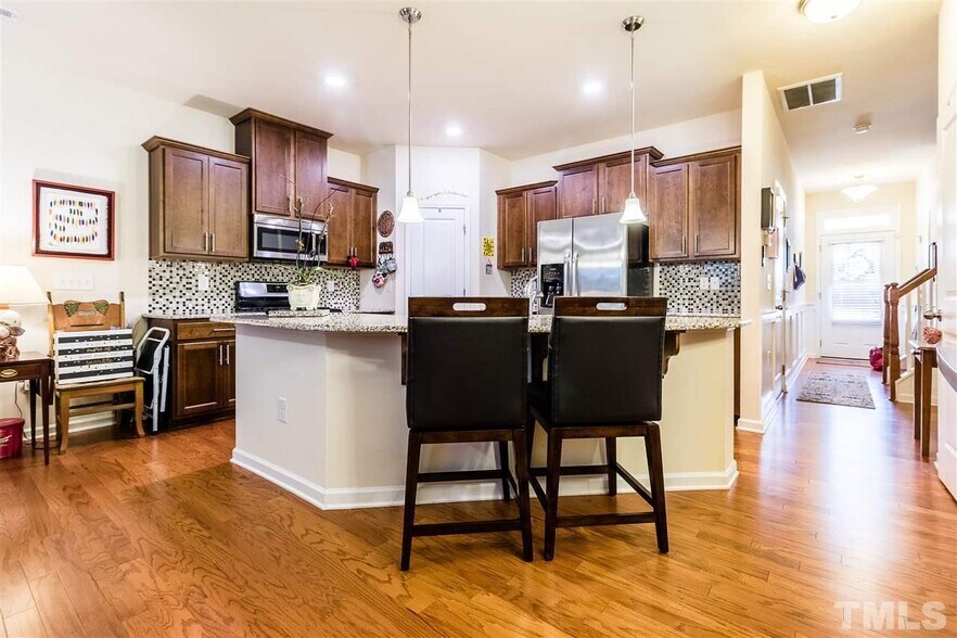 Building Photo - 922 Saratoga Dr