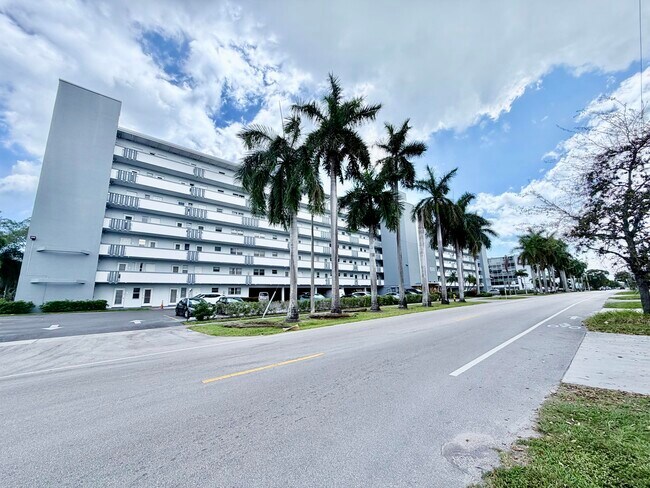 Building Photo - 1000 NE 14th Ave