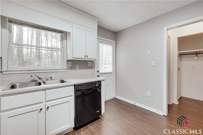 Building Photo - 207 Highland Park Dr
