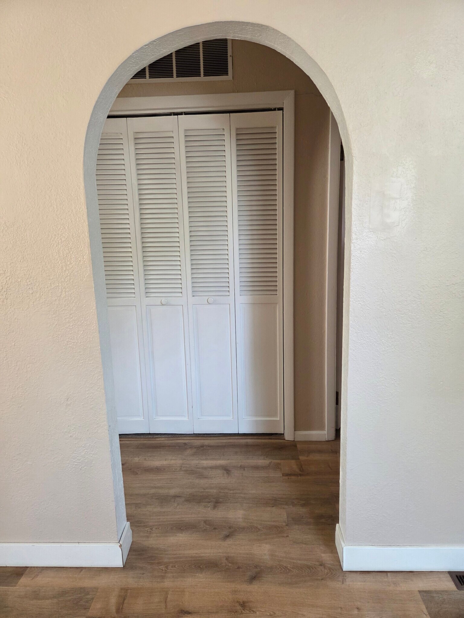 Arched entry into the hallway - 610 N Orchard Ave