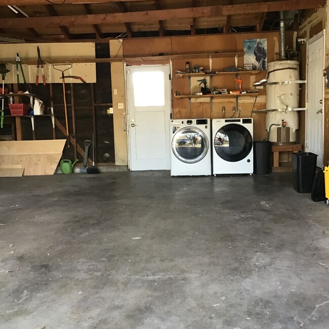 Building Photo - 3 Bedroom Home - Move in Special $200.00 o...