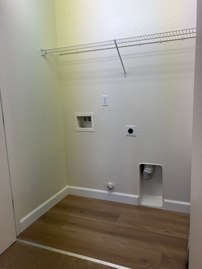 Building Photo - Roseville Cool and Close to Everything