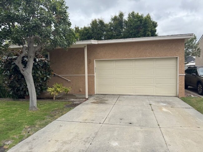 Building Photo - Newly Renovated 4 Bedroom 2 Bath home, wit...