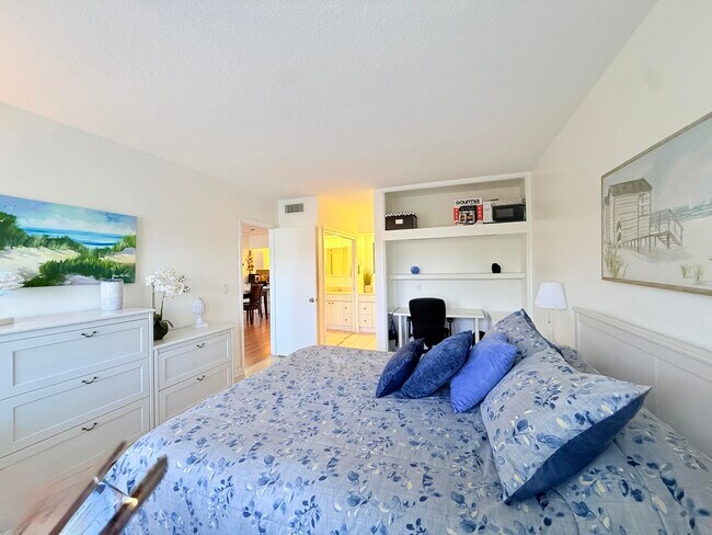 Building Photo - 470 Paradise Isle Blvd