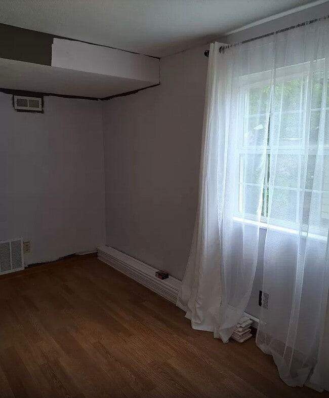 Building Photo - $895 - 2 bed 1 bath - Single Family Home