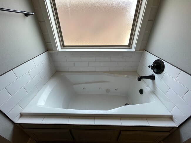 Building Photo - 202 Crestwood Ln