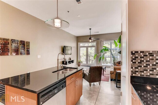 Building Photo - 560 Dutch Valley Rd NE