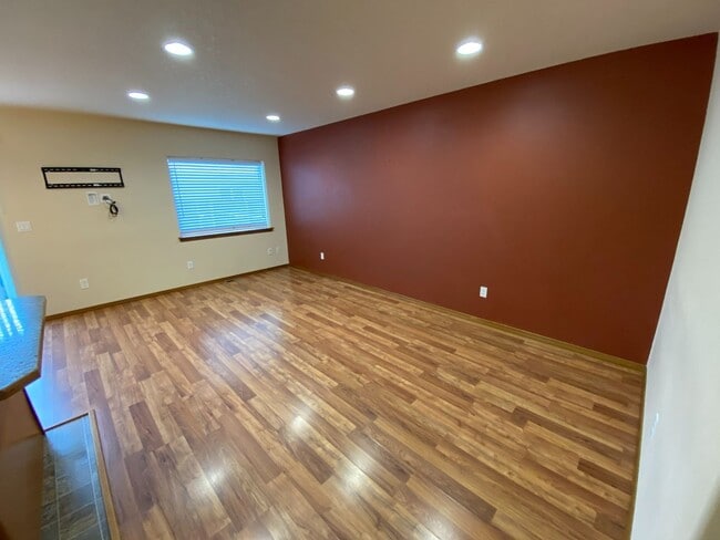 Building Photo - Centrally Located Townhouse w/ Single Car Garage!
