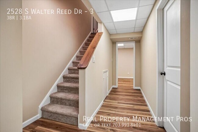 Building Photo - 2528 S Walter Reed Dr