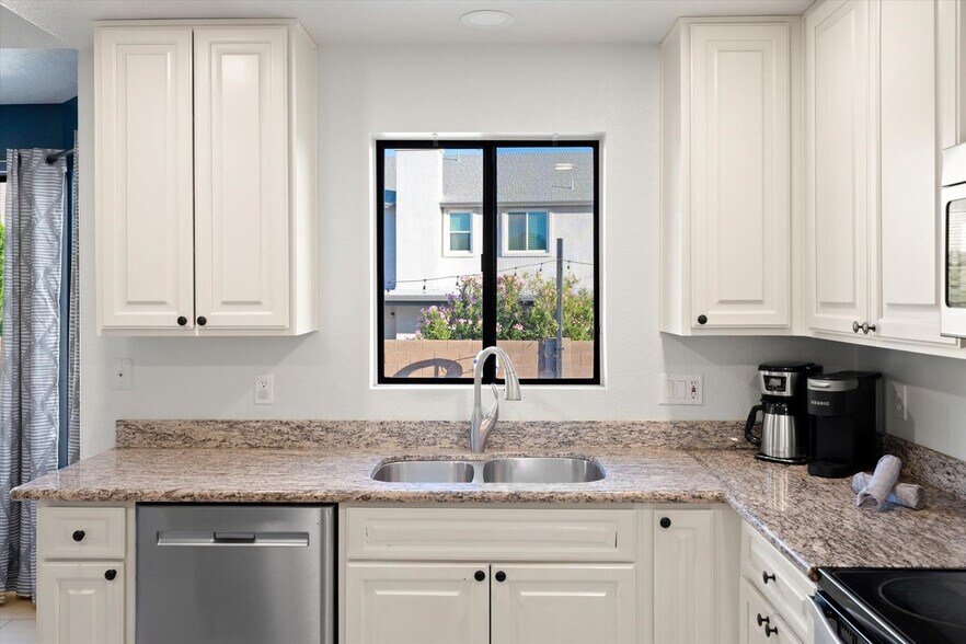 Building Photo - 6041 W Villa Maria Dr