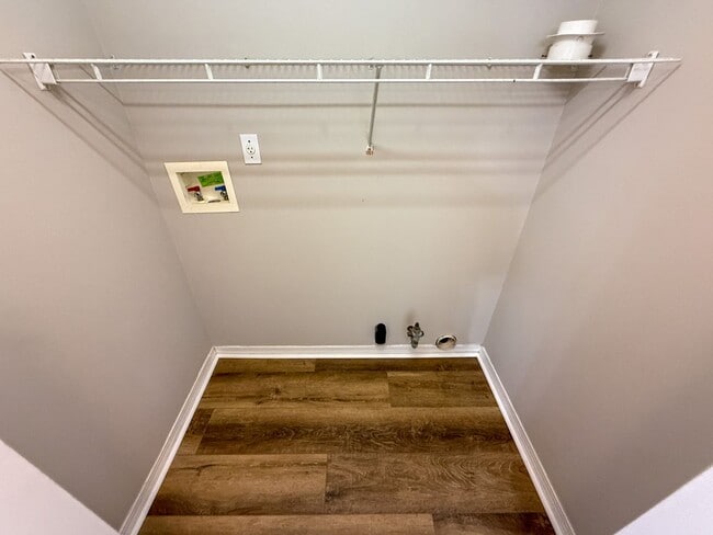 Building Photo - 3 bedroom 2 bath home with all new floorin...