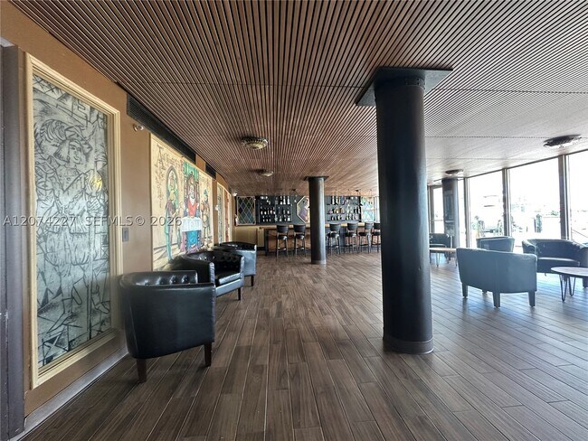 Building Photo - 900 Bay Dr E