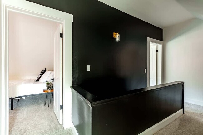 Building Photo - 313 W 4th Ave