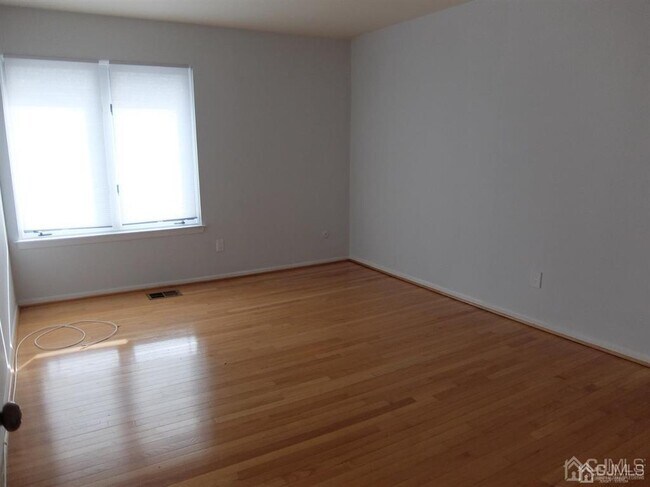 Building Photo - 35 Sayre Dr
