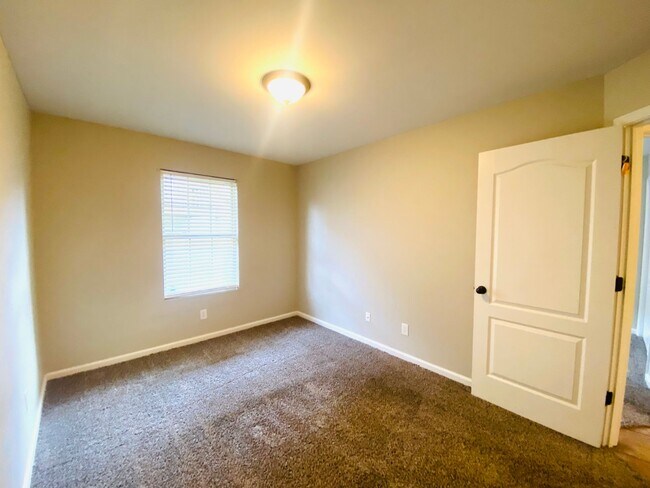 Building Photo - 1728 Thistlewood Dr