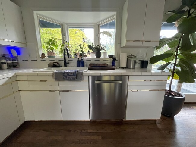 Building Photo - Spacious 4-Bedroom Home with Lush Landscap...