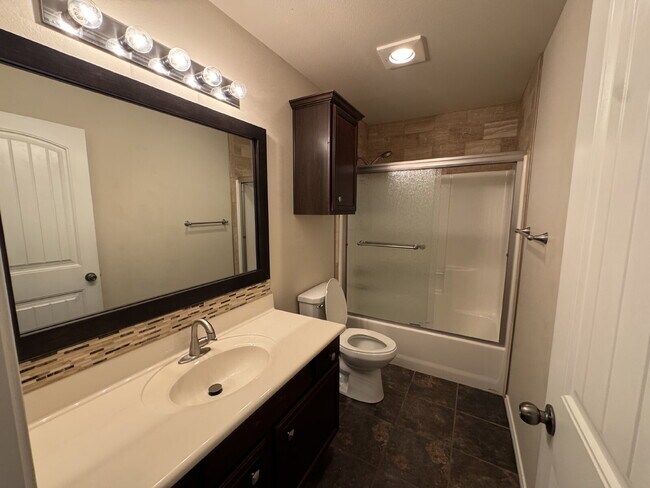 Building Photo - Beautiful & Spacious 4-Bedroom Home in Lub...