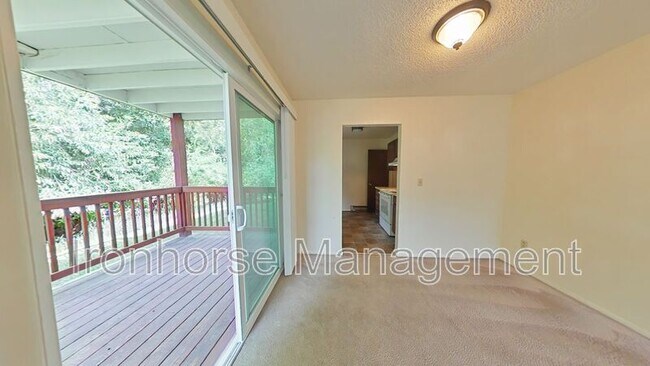Building Photo - 515 S 15th Ave