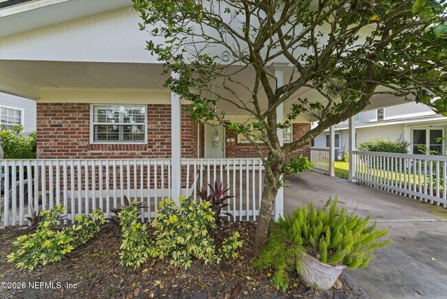 Building Photo - 618 8th Ave N