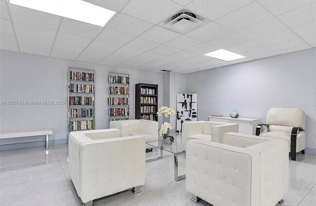 Building Photo - 600 Parkview Dr