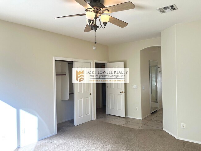 Building Photo - 3/2.5 2 car garage/washer/dryer/private yard