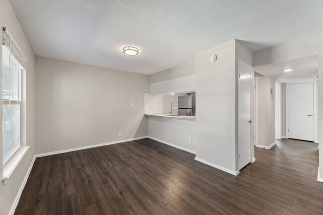 Building Photo - 5005 Manor Rd