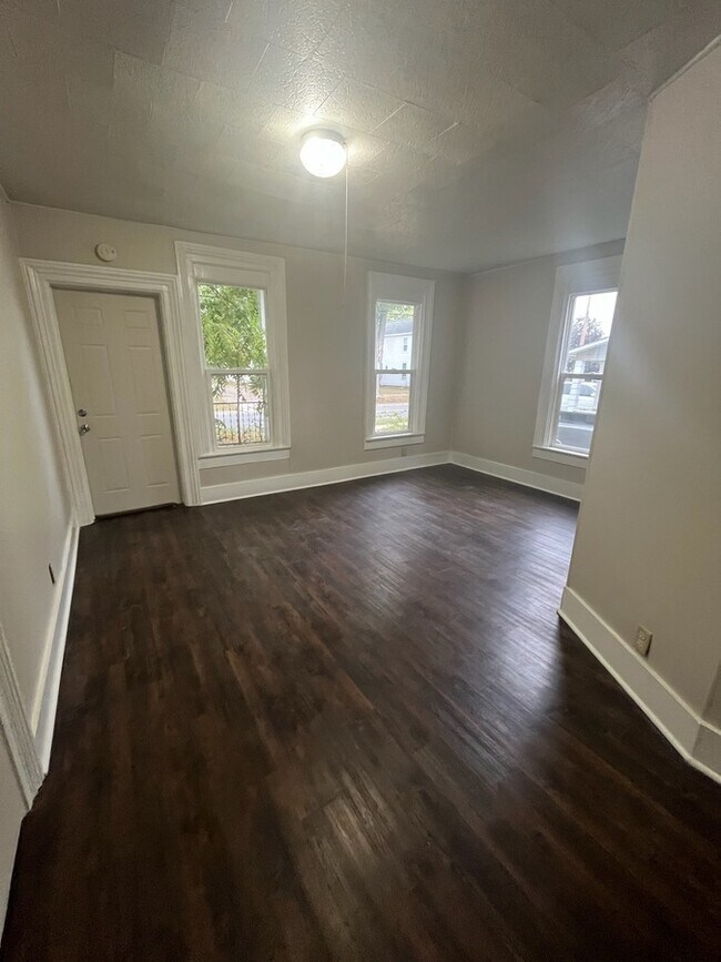 Building Photo - 305 E Grove St