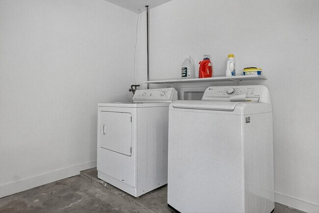 Building Photo - 3210 Cimmaron Ave