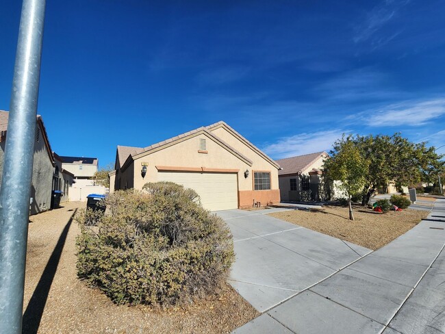 Building Photo - Beautiful Single Story Three Bedroom Home!