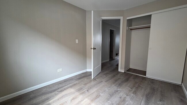 Building Photo - 553 W Park Ave