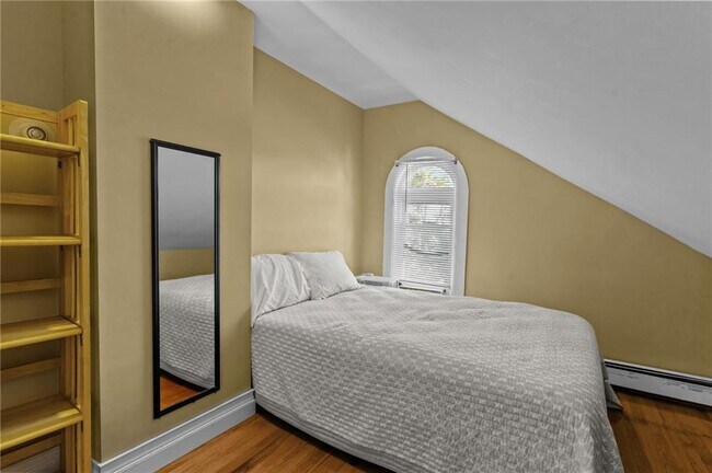 Building Photo - 11 Young St