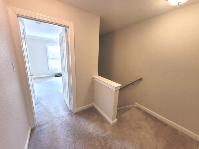 Building Photo - Gorgeous Townhome-Style Condo in Virginia Beach!