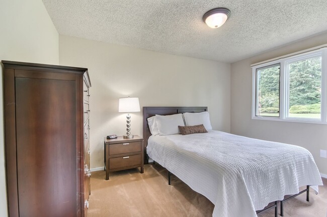 Building Photo - Fantastic Remodel in E Renton Highlands!