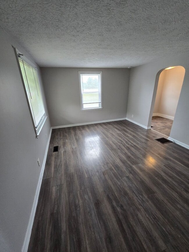 Building Photo - 2 BEDROOM SINGLE FAMILY