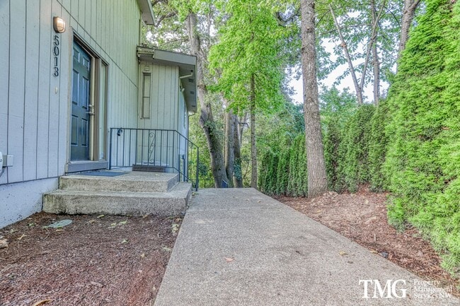 Building Photo - Spacious 4BR Townhome with AC, W/D, Garage...