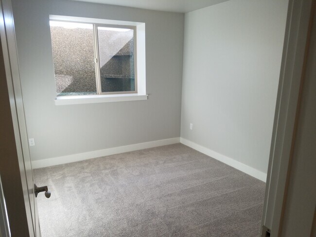 Building Photo - 3052 Golden Acres Dr