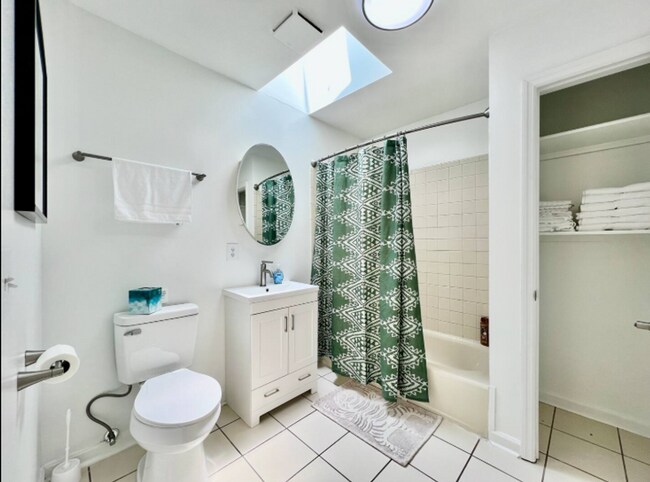Building Photo - Large, stylish home in heart of Liberty twp.
