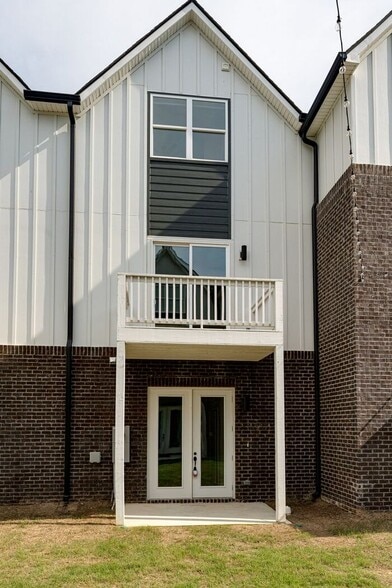 Building Photo - 5622 Sofias Cir