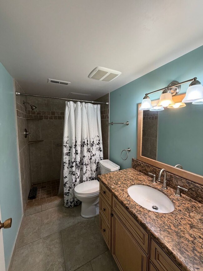 Building Photo - UNFURNISHED Upgraded Condo in Central location - Quiet Condominium Complex
