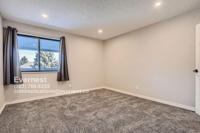 Building Photo - 8335 Fairmount Dr