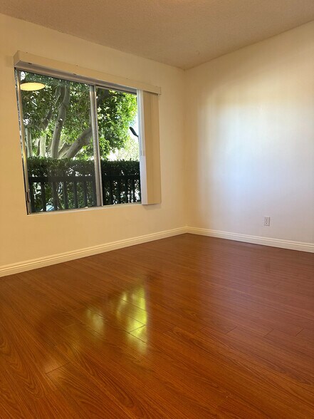 08 - Dining Area - 1831 Barry Ave