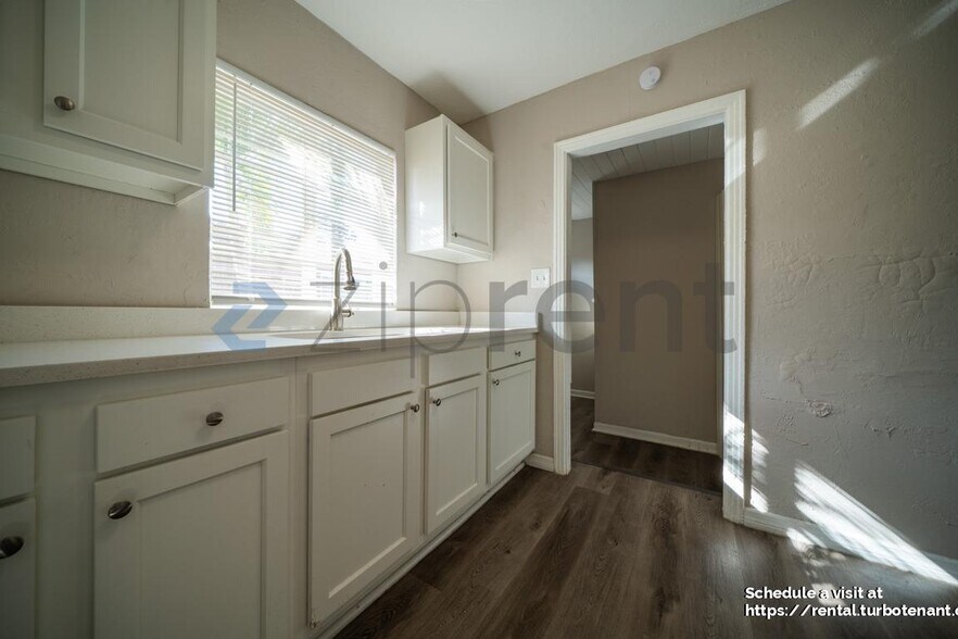 Building Photo - 925 17th St S