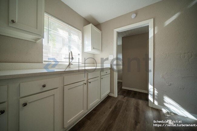 Building Photo - 925 17th St S