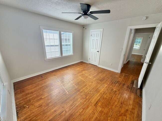 Building Photo - 4 Bedroom home!