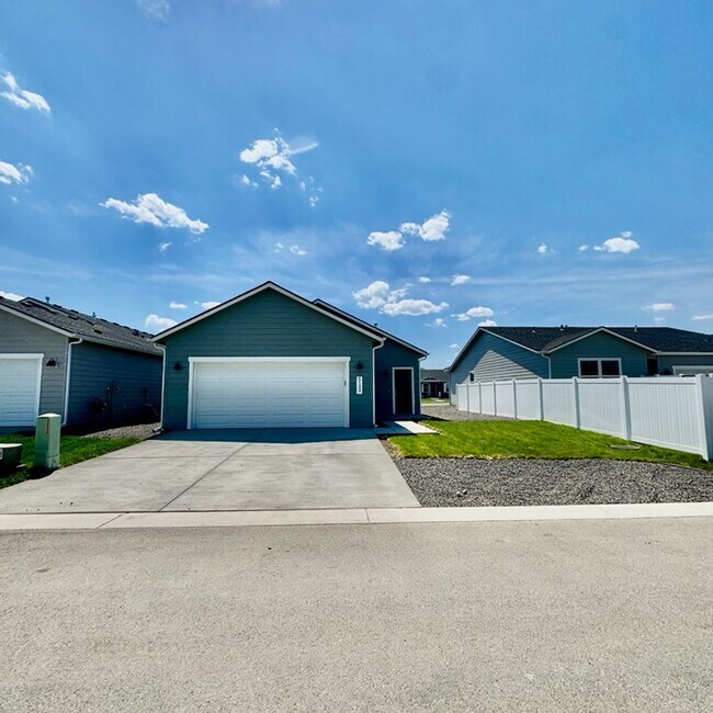 Building Photo - Brand New Built Home move in ready!